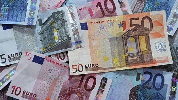 Курс евро опустился ниже 78 рублей
