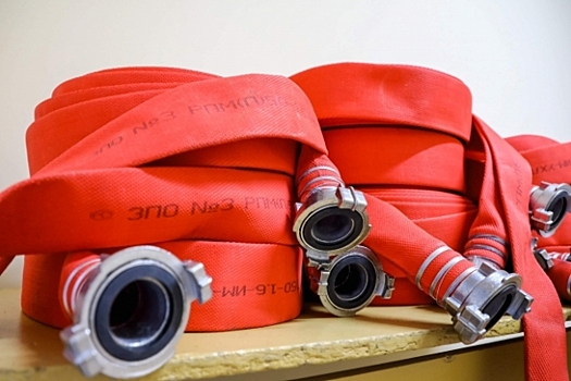 В Волгограде пожар в гараже уничтожил два автомобиля