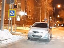Включила аварийку и ушла: тюменка припарковала авто прямо посреди дороги