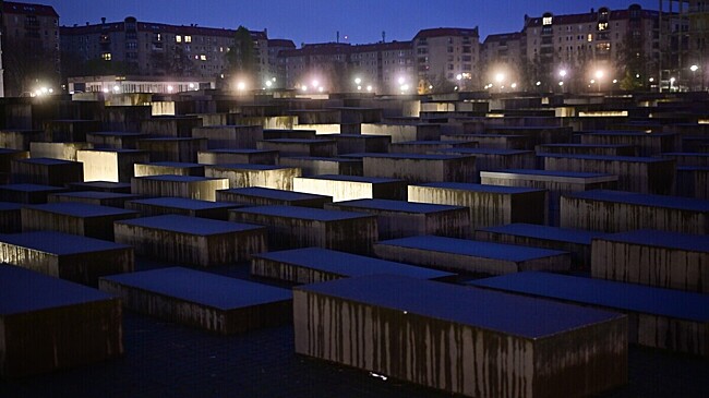 Беженец из Сирии перерезал горло туристу у мемориала Холокоста в Берлине