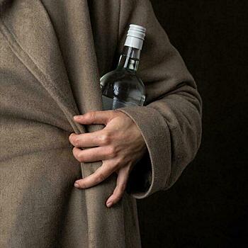 Кировчанка пыталась вынести из магазина алкоголь и закуску