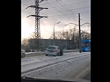 Вылетевший на пути автомобиль парализовал движение трамваев в Новокузнецке