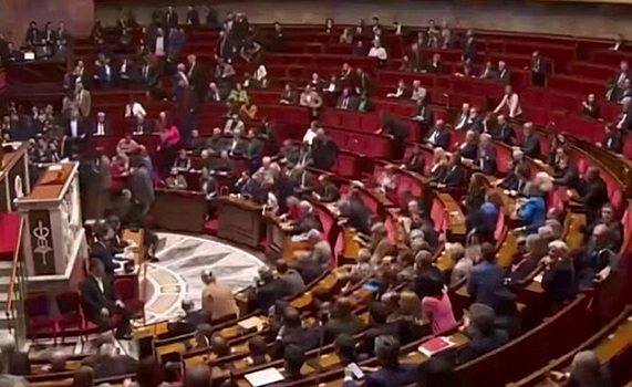 Нацсобрание Франции вынесло правительству вотум недоверия