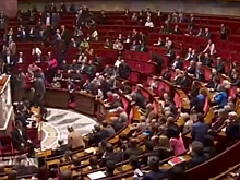 Нацсобрание Франции вынесло правительству вотум недоверия