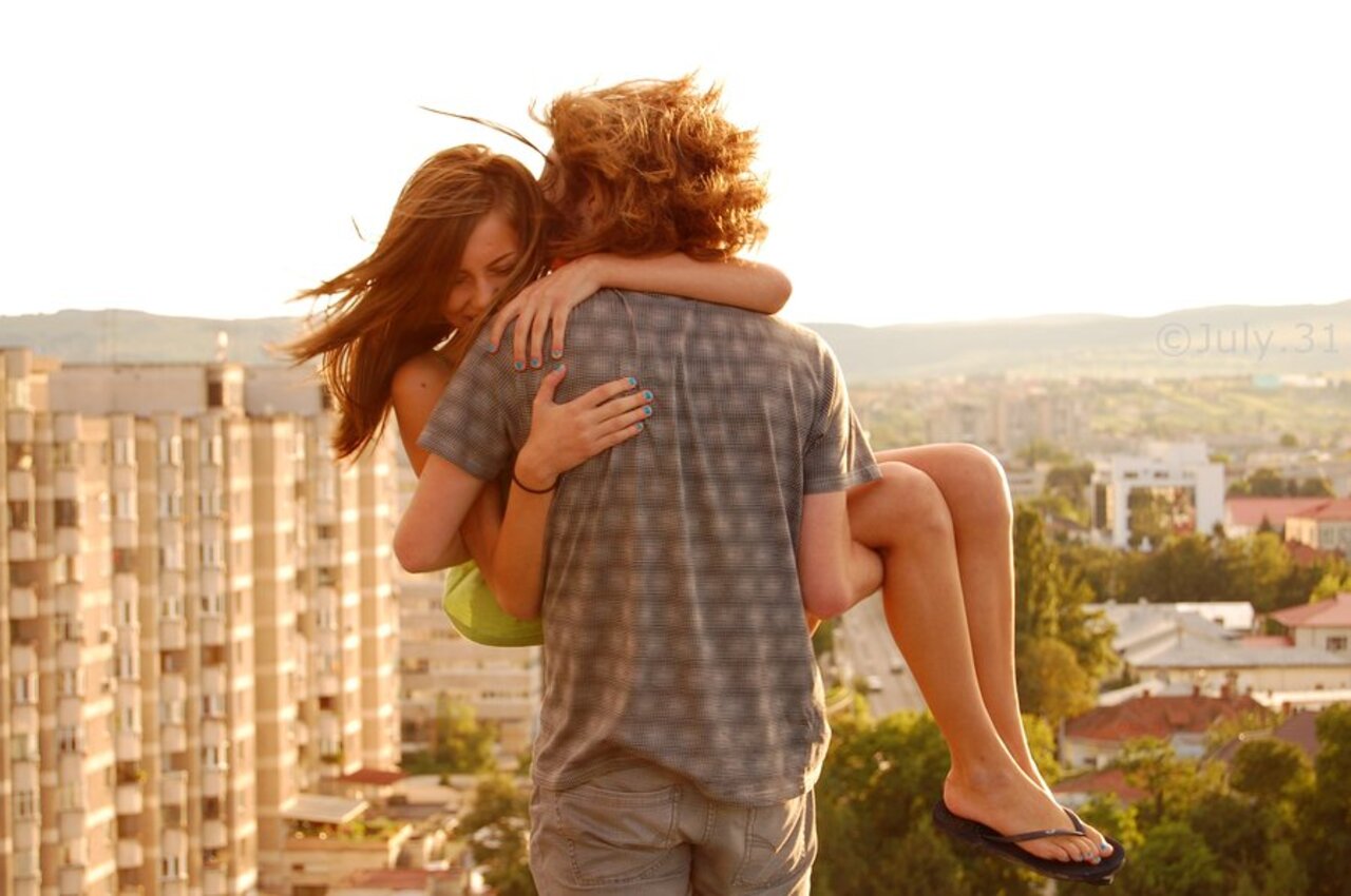 обнимашки людей. обнимая поднимает на руки. счастливые пары. мужчина поднял девушку на руки. обнимая поднимает на руки.