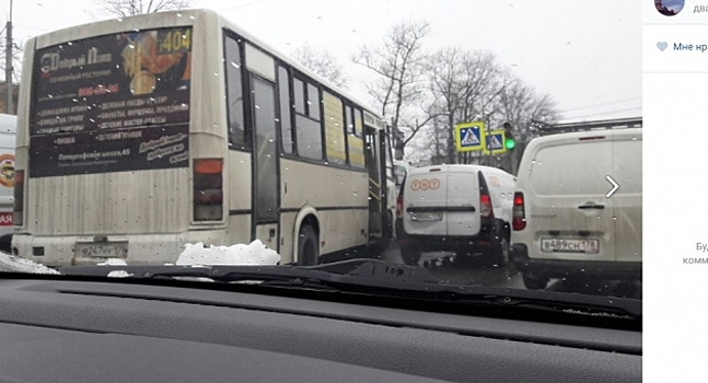 Шесть пассажиров маршрутки попали в больницу после ДТП в Петербурге
