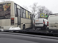 Шесть пассажиров маршрутки попали в больницу после ДТП в Петербурге