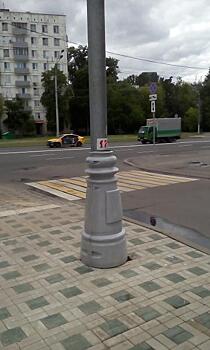 Сломанную опору фонаря на улице Милашенкова починили коммунальщики