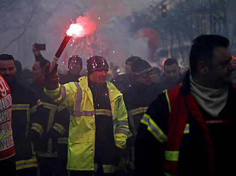 Пожарные Франции разжигают пожар революции