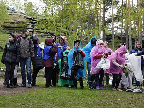 В ходе «Чистых игр» 12 команд участников собрали 106 мешков мусора в Шарташском лесопарке