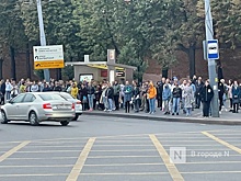 Толпа образовалась на остановке возле Кремля в Нижнем Новгороде