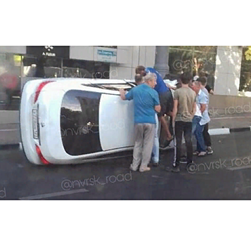 В Новороссийске перевернулась на бок иномарка