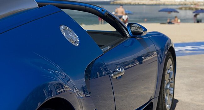 Необычная авария произошла между Bugatti Veyron и Lamborghini Aventador во время разгрузки