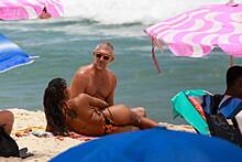 27-летнюю возлюбленную Венсана Касселя сняли в купальнике на пляже