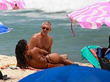 27-летнюю возлюбленную Венсана Касселя сняли в купальнике на пляже