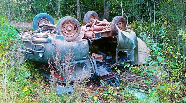 В Лузском районе УАЗ опрокинулся в кювет: два человека госпитализированы