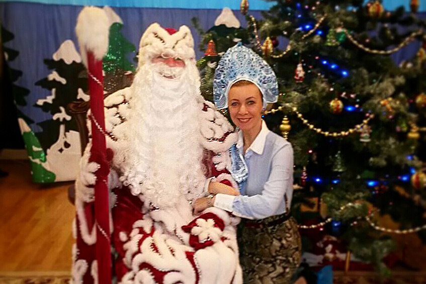 Официальный представитель МИД России Мария Захарова с Дедом Морозом, 23 декабря 2014 года