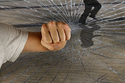 В Екатеринбурге банда гопников избила семью с маленьким ребенком