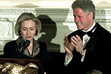 Билл и Хиллари Клинтон стояли в очереди в буфете на Пасху