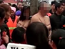 Китаянка привязала к дереву голого мужа и любовницу