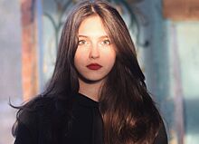 «Бомбическая»: 18-летняя красавица-дочь Климовой в нежном образе с пионами восхитила поклонников