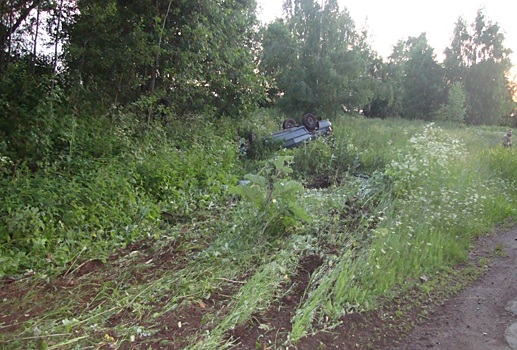 В Слободском районе водитель «ВАЗа» опрокинулся в кювет: пострадали 3 человека