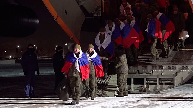 «Узнал, что стал дедушкой»: освобожденные бойцы пообщались с родными