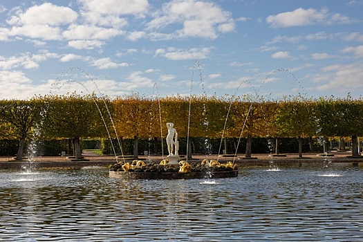 Наслаждаться осенним Петергофом стало проще: Александрия и Ораниенбаум становятся бесплатными