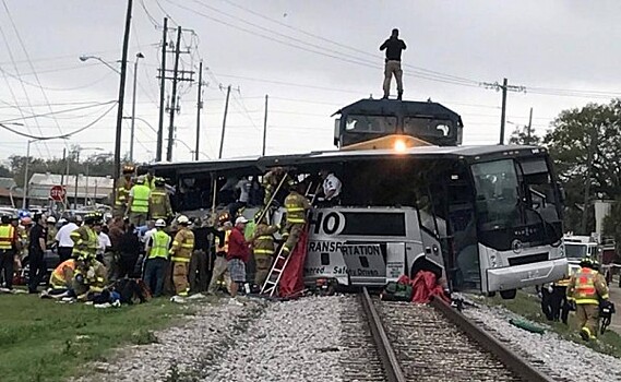 в США столкновение поезда и автобуса унесло жизни 4 человек