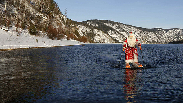 Дед Мороз совершил проход по Енисею на водных лыжах