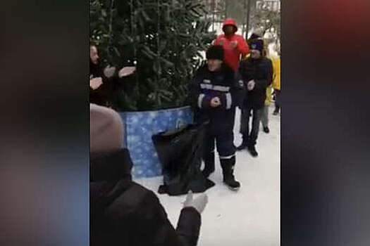 В Тюмени жители ЖК поздравили ответственного дворника с наступающим Новым годом