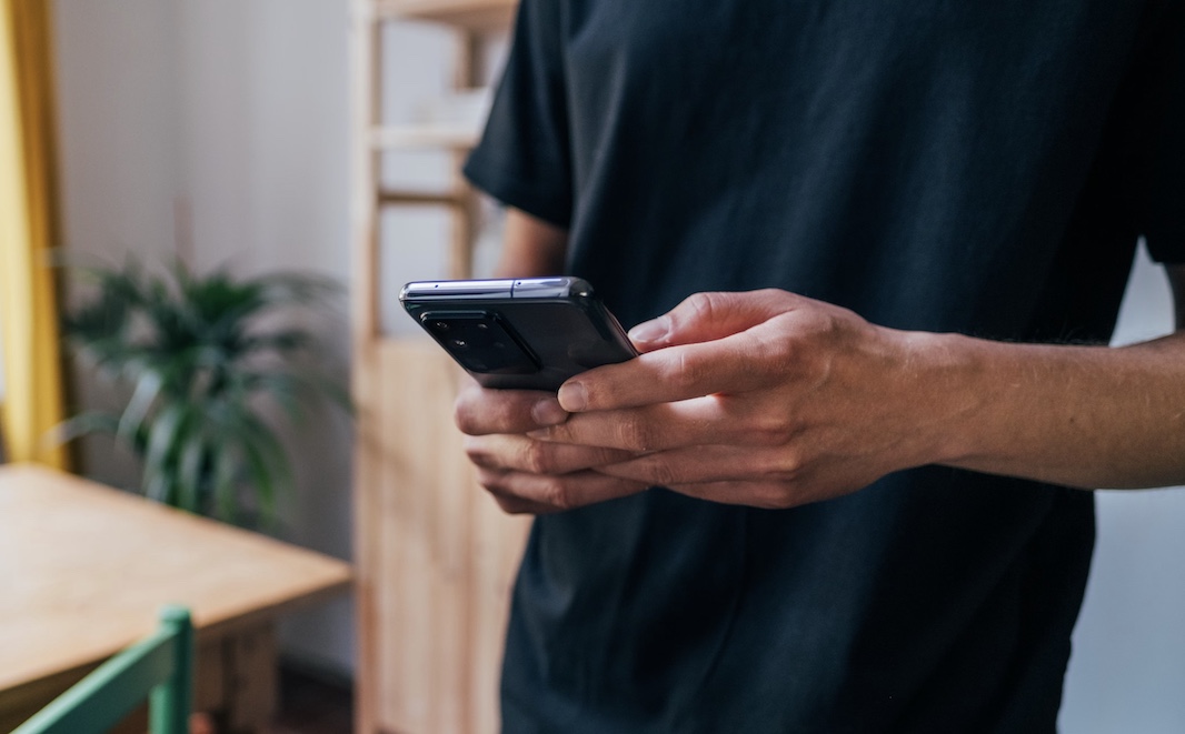 Названы самые шпионящие за пользователями нейросети