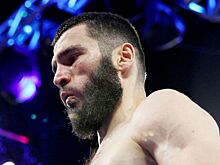 «Навсегда впишет имя в историю». Бетербиев поздравил Чимаева