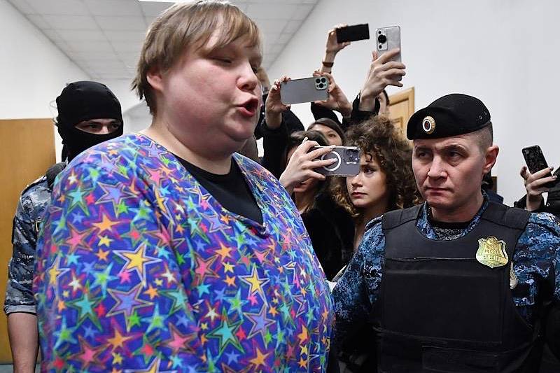 Осужденную за вымогательство журналистку Баязитову вернули в Москву