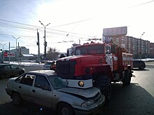 В Ижевске легковой автомобиль столкнулся с пожарной машиной