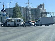 На телецентре столкнулись автобус, "Газель" и легковушка