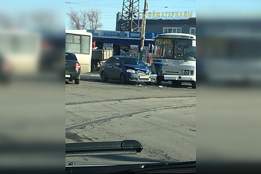 «Удачно встретились»: на пересечении Победы и Елизарова Chevrolet «стукнул» ПАЗ