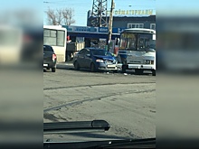 «Удачно встретились»: на пересечении Победы и Елизарова Chevrolet «стукнул» ПАЗ
