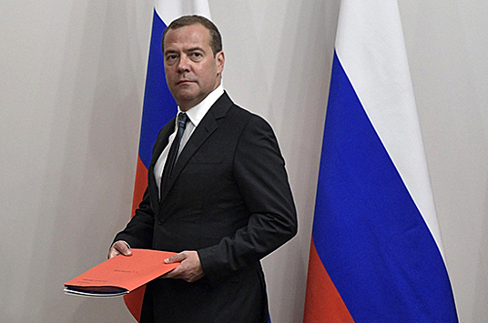 Медведев наградил российских сенаторов почётной грамотой Правительства