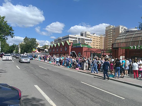 Екатеринбуржцы выстояли огромные очереди в зоопарк из-за сбоя онлайн-касс