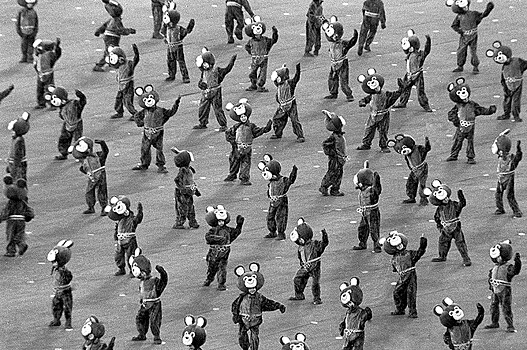 Участники в костюмах олимпийского мишки на открытии Олимпиады-80