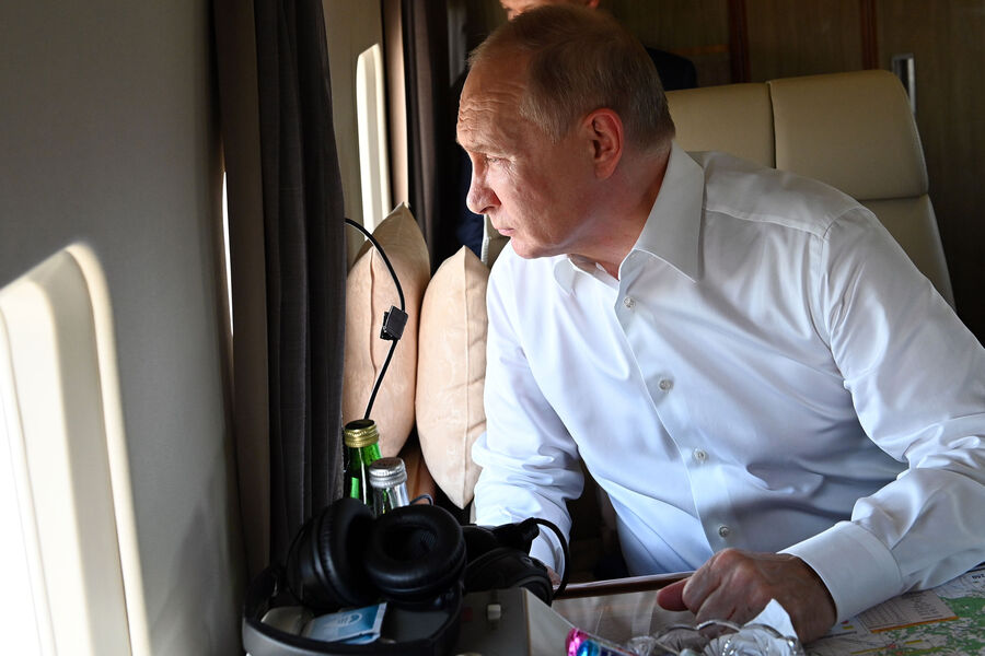 Песков рассказал, чем займется Путин во время четырехчасового полета до Аляски