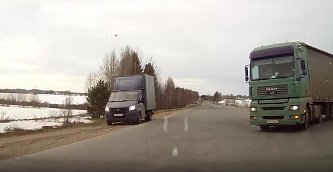 В Кировской области водитель легкового автомобиля чудом избежал столкновения с фурой