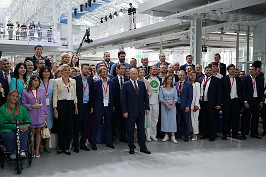 "Мы рады делиться своим опытом": Дмитрий Азаров рассказал об участии региона в форуме "Сильные идеи для нового времени"