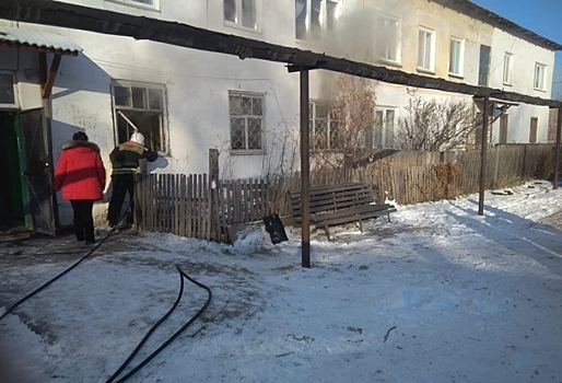 В Омске в микрорайоне Береговой пожарные спасли из огня 4 человек