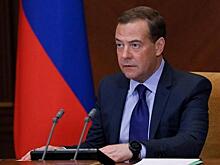 Дмитрий Медведев курсирует между долларом и юанем