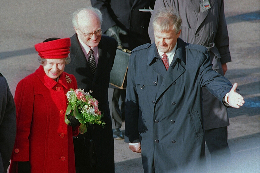 Мэр Санкт-Петербурга Анатолий Собчак встречает в аэропорту Пулково в Санкт-Петербурге королеву Великобритании и Северной Ирландии Елизавету II и принца Филиппа, герцога Эдинбургского, находящихся с официальным визитом в России, 1994 год