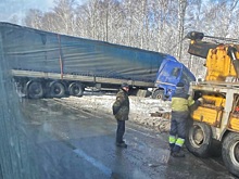 Фура съехала в кювет на трассе в Дзержинском округе