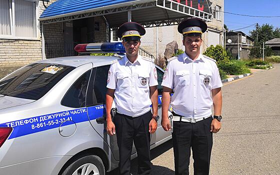 В Краснодарском крае полицейские помогли экстренно доставить в больницу годовалого ребенка с ожогом ноги