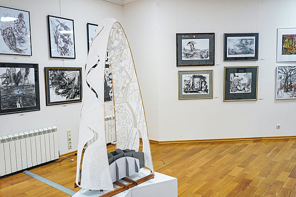 В галерее "Новое пространство" выставили работы 70 художников